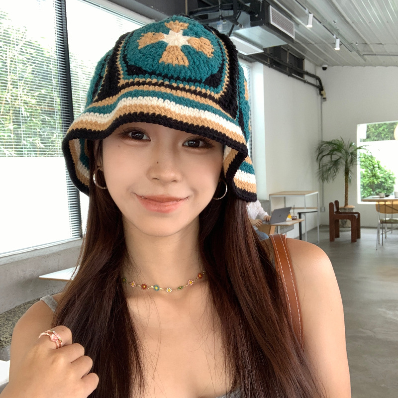 Sombrero de punto de flores hechas a mano de nicho japonés, ganchillo hueco para mostrar la cara pequeña, color de contraste dulce, sombrero de maceta universal