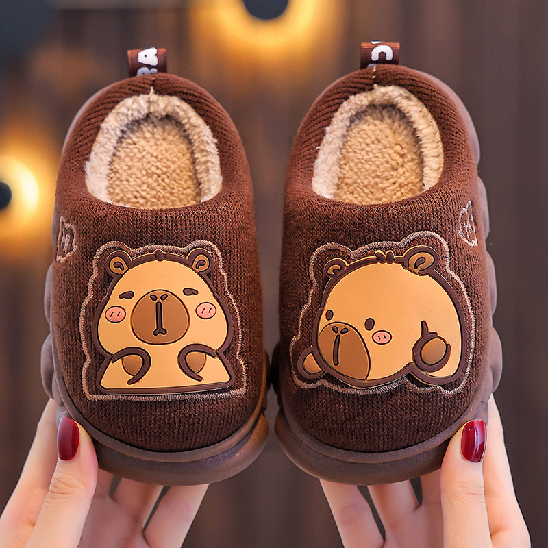 Zapatillas de algodón para niños Capibara, invierno para niños y niñas, calentamiento y peluche para padres e hijos, bolsas de tacones de algodón para niños mayores.