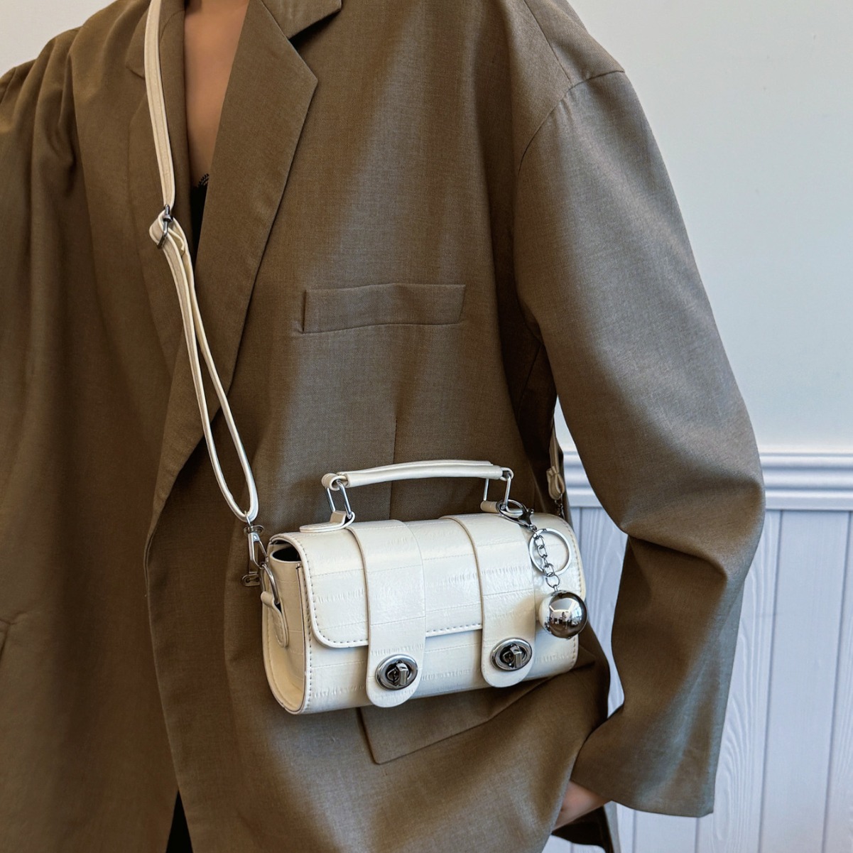 Bolsa de mujer 2024 nuevo verano alto sentido plata portátil nicho de mujer explosión con falda bolso de mochila