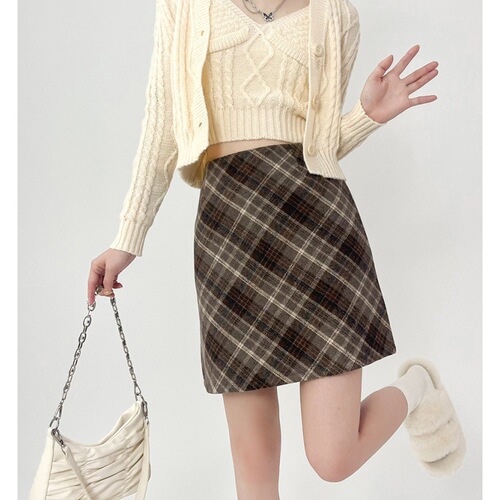 Large size slightly fat MM woolen skirt autumn and winter retro short skirt for women with high waist A-line plaid bag hip skirt pear shaped figure