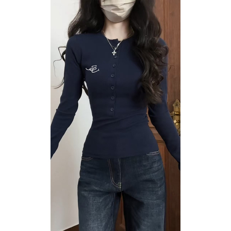 肩のボタンの綿の長袖のtシャツの女性の春秋の中で短いタイプの底のシャツを掛けます。|undefined