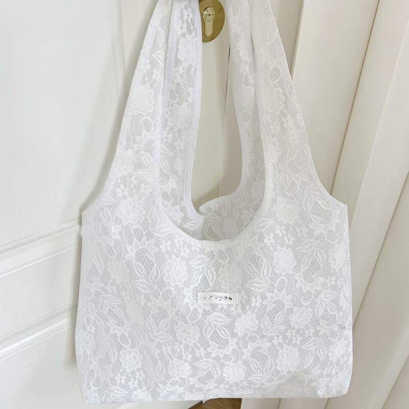 Korean niche design lace shoulder bag, fashionable tote bag for women, versatile bag for travel and commuting, trendy summer beach bag Korean niche design lace shoulder bag, fashionable tote bag for women, versatile bag for travel and commuting, trendy summer beach bag