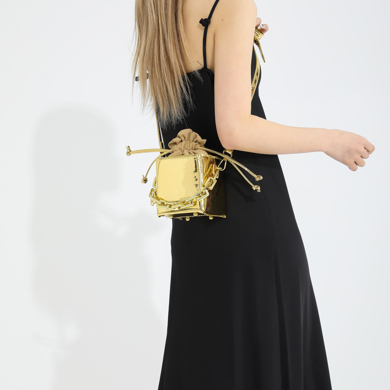 Three-dimensional Diamond Chain Handbag - Image 2
