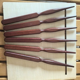 木质工艺品;经络保健器材;美发梳