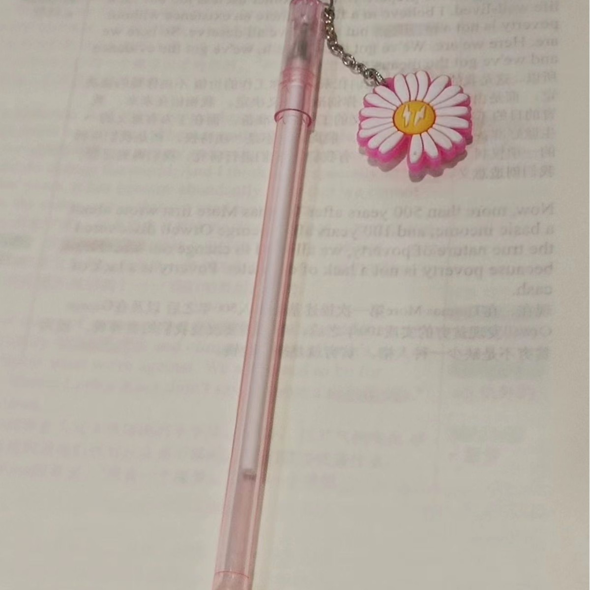 Oferta especial Liquidación Cute Zou Ju Colgante Colgante Pluma de góner Papelería de oficina creativa Bolígrafo de firma Bolígrafo de agua de estudiante de dibujos animados