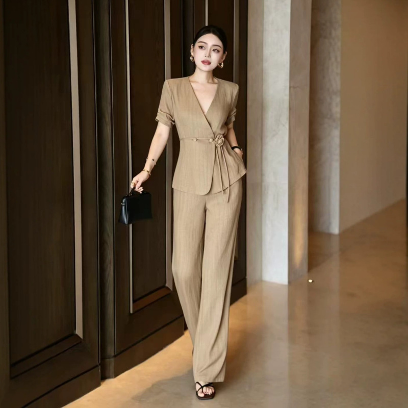 Old Money Style V-Neck Half-Sleeve Blazer for Women, New Summer 2026 Model, Waist-Cinching Tie Top, Straight-Leg Pants Set Old Money Style V-Neck Half-Sleeve Blazer for Women, New Summer 2026 Model, Waist-Cinching Tie Top, Straight-Leg Pants Set