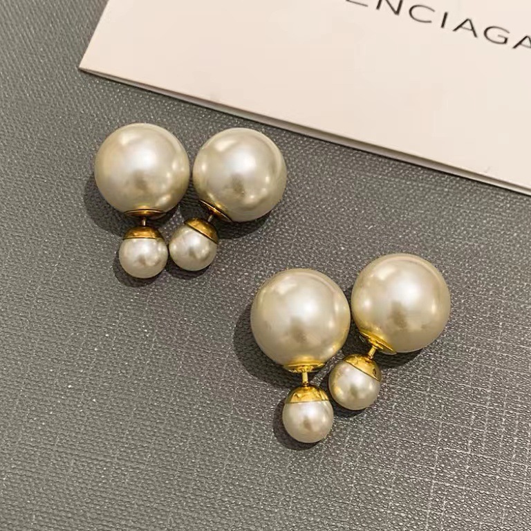 Women'S Gender Plating, Inlay Design Retro Style 1 Pair Retro Round Metal Plating Inlay Pearl Women's Ear Studs