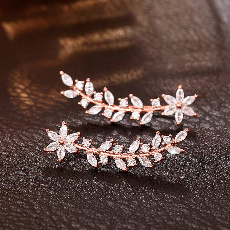 Cao Shi's style is popular on internet, with the same ear hook as Huiqiao's earrings. Song Zu'er has full diamond flower_voghion.com