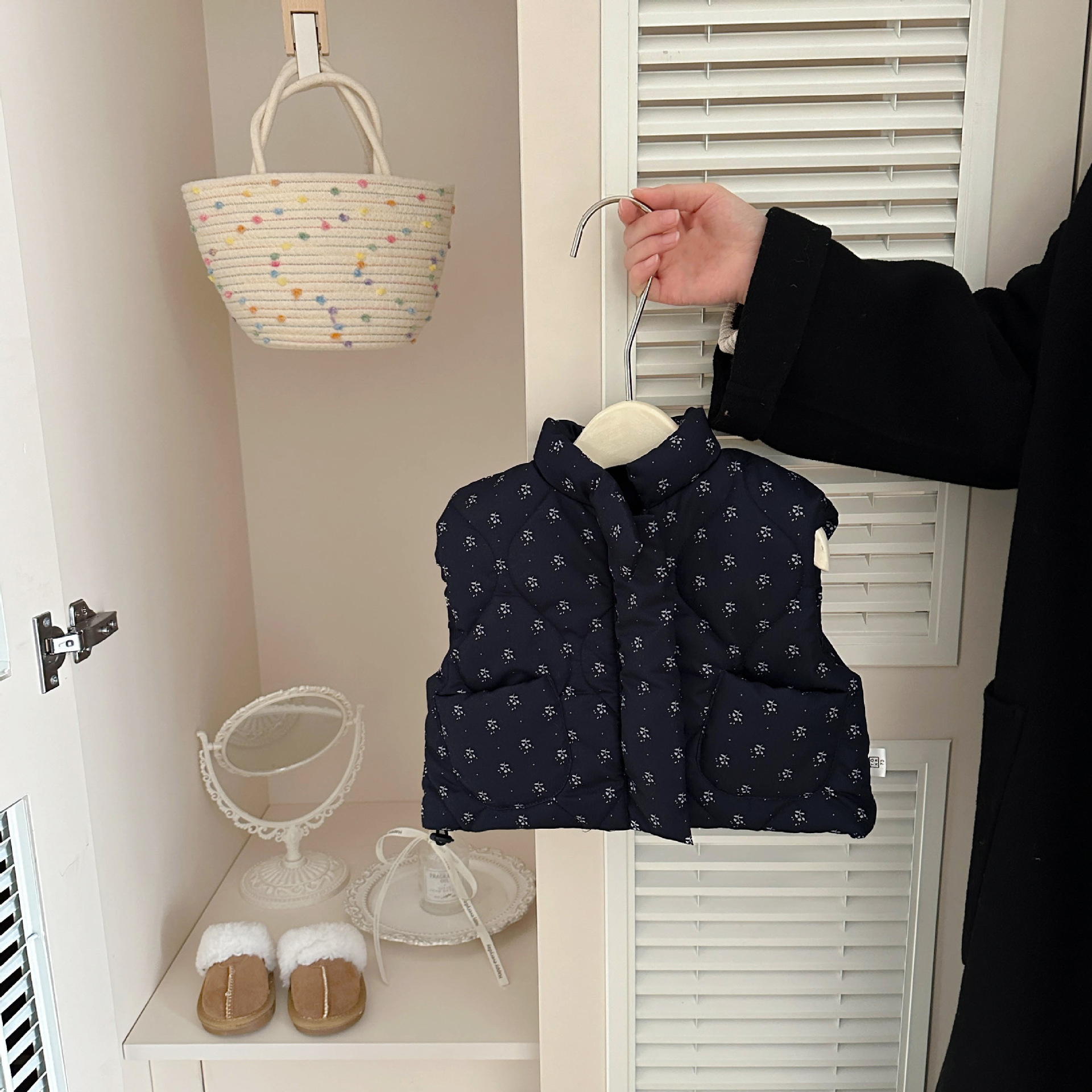 Niñas chaleco de algodón de invierno nuevo estilo extranjero bebé grueso retro chaleco de flores trituradas fuera de los hombros calientes de los niños