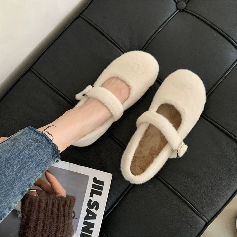 Чистые красные меховые туфли для женщин осенью и зимой