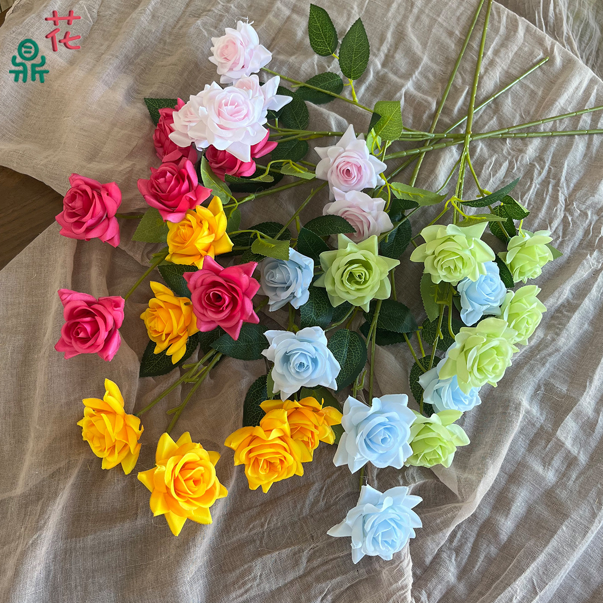 Gaozhi 6 têtes portent un petit revêtement de rose à la main, la route de la scène de l'hôtel Little Rose conduit à de fausses fleurs, la salle de banquet de mariage est décorée de fleurs en soie