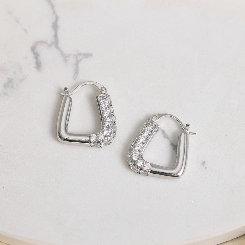 Un par de pendientes plateados