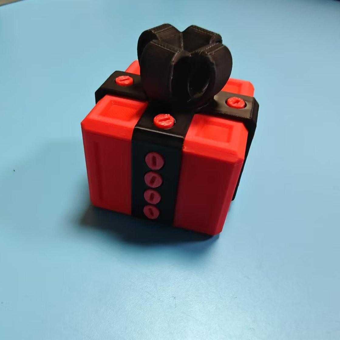 귀찮은 선물 상자 검정과 빨강