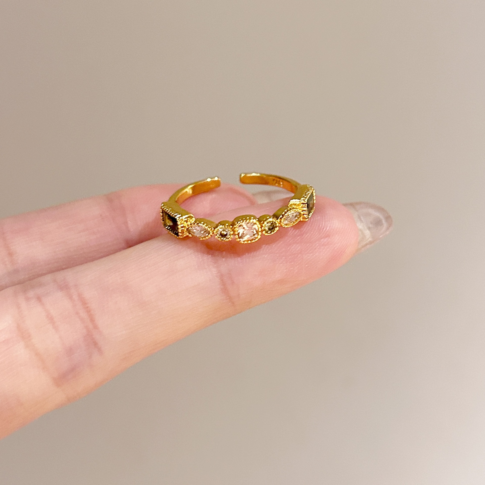 油を垂らしてエナメルの蝶の指輪の女性の大衆の高級感は軽くて豪華です。