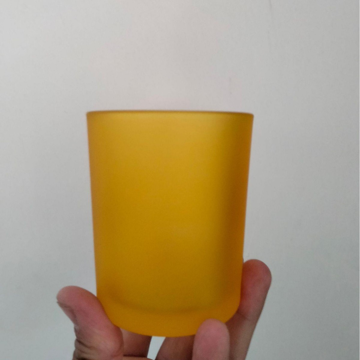 Venta al por mayor taza de vela tarro de vidrio color esmerilado recipiente de vidrio aromaterapia taza vacía con tapa dormitorio romántico candelabro logo