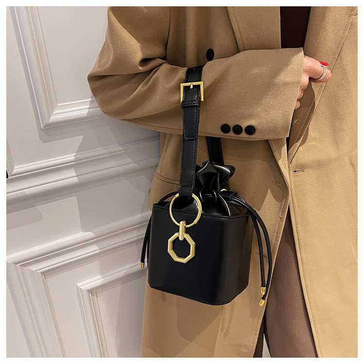 Women's Small All Seasons Pu Leather Solid Color Streetwear Bucket String Shoulder Bag Handbag Bucket Bag display picture 2