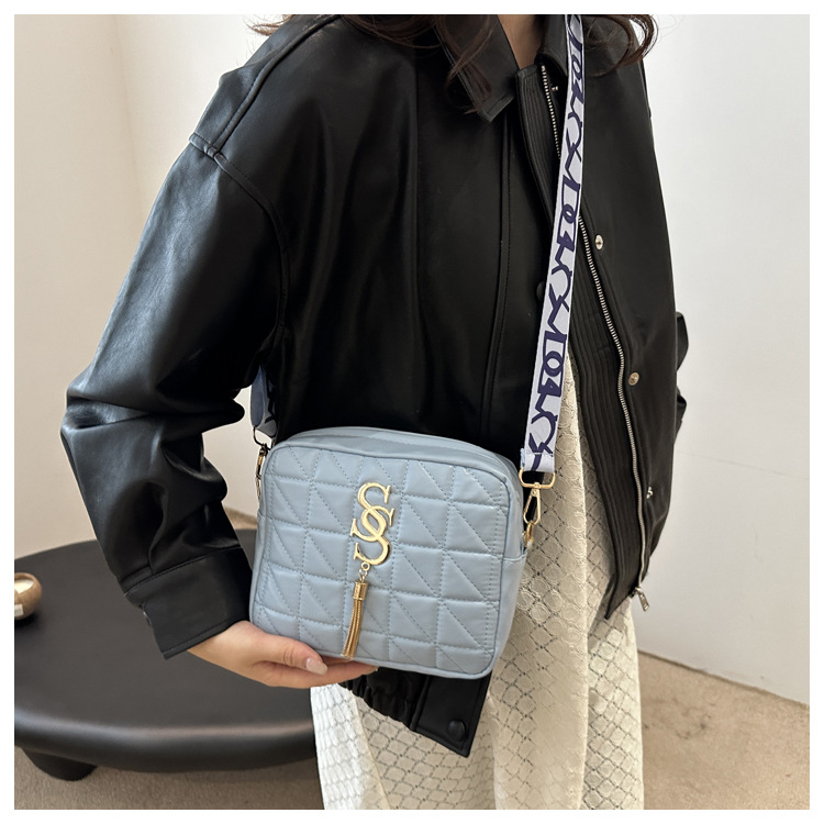 A simple and fashionable single-shoulder women's bag with diamond-shaped embroidery thread in 2024, a fresh and stylish crossbody bag with a trendy and fashionable small square style undefined