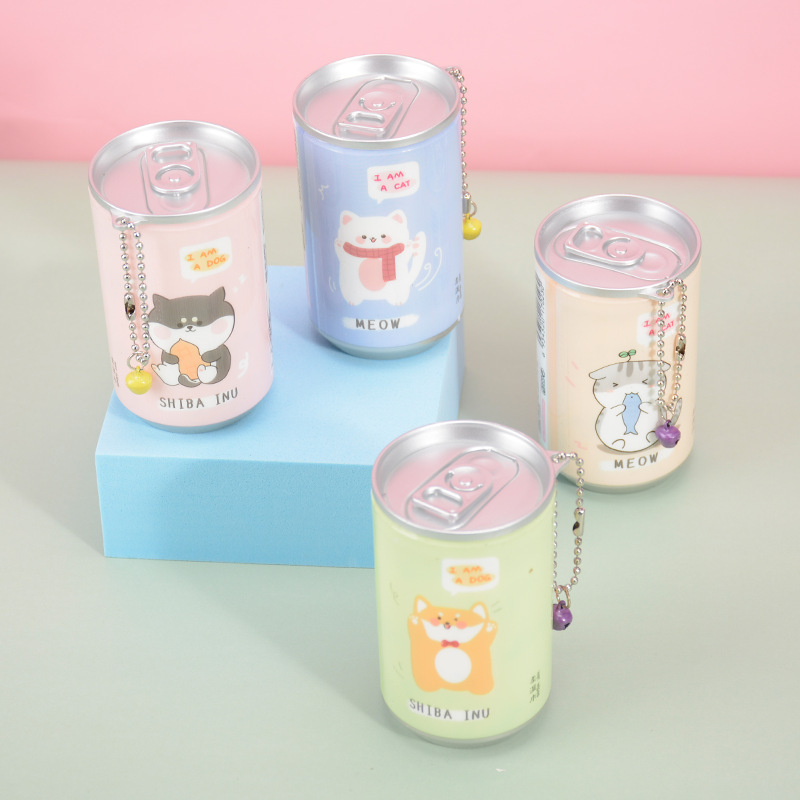 瓶の創意ミニはコーラ缶のウェットティッシュを持ち歩いています。|undefined