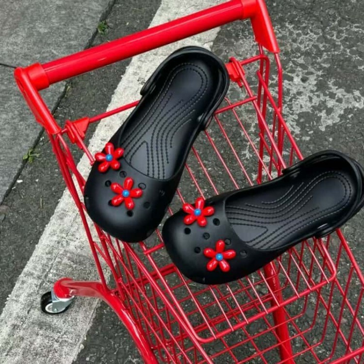 Summer red balloon flower clogs with floral decorations for girls, cute DIY detachable dopamine shoe buckle accessories