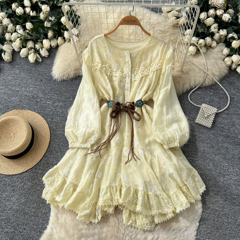 French-style sweet lace dress with tie details, long sleeves, waist-cinching design, slimming effect, suitable for petite figures, 2026 autumn collection French-style sweet lace dress with tie details, long sleeves, waist-cinching design, slimming effect, suitable for petite figures, 2026 autumn collection