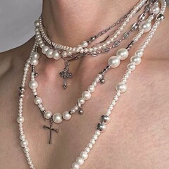 「無秩序な」真珠の長いネックレスは高級感があります。