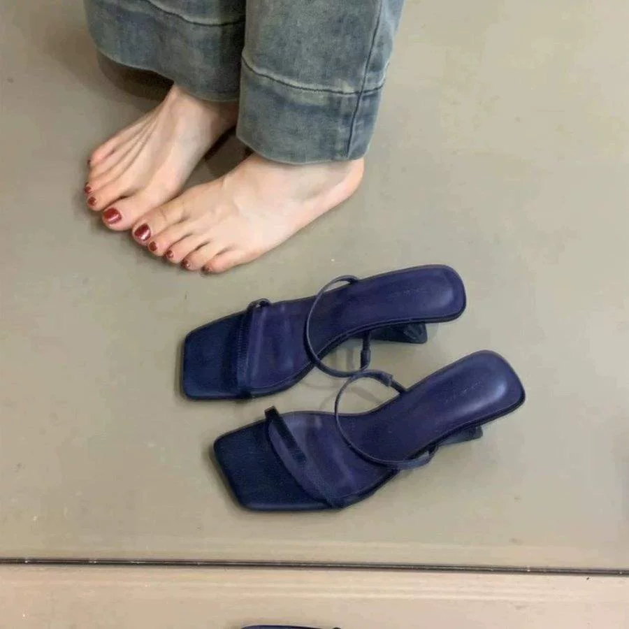 Нишевые дизайнерские тапочки, сказочные туфли для верхней одежды, новые летние босоножки на танкетке 2025 года, французские маленькие сандалии