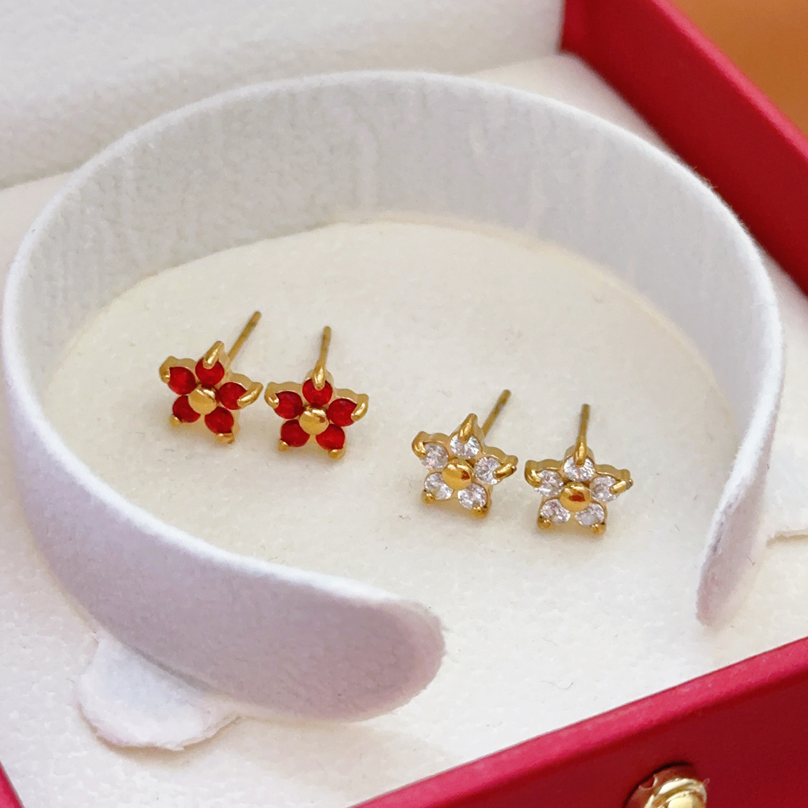 Versión coreana de pendientes de acero de titanio de alta calidad, pendientes de flores de circón de lujo ligero de moda, pendientes de hueso de oreja simple para mujer, pendientes personalizados
