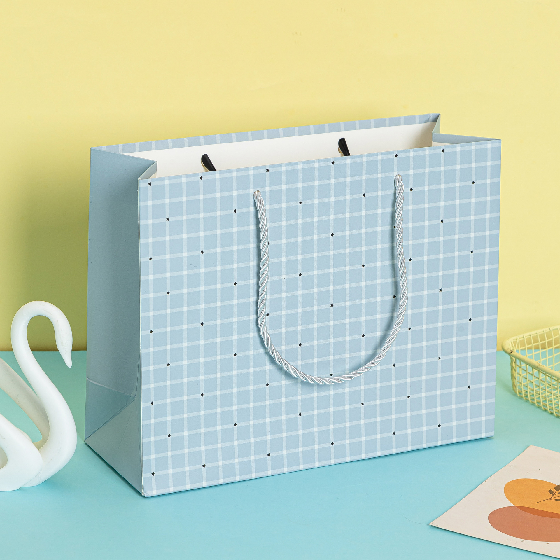 Nuevas bolsas de regalo horizontales una variedad de bolsas de regalo de alta calidad para regalos de fábrica general venta directa al por mayor