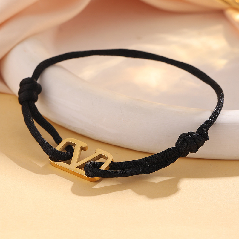 Nueva venta caliente simple cuadrado en forma de V hueca cuerda de mano tejida moda para mujer pulsera de acero inoxidable de nicho joyería