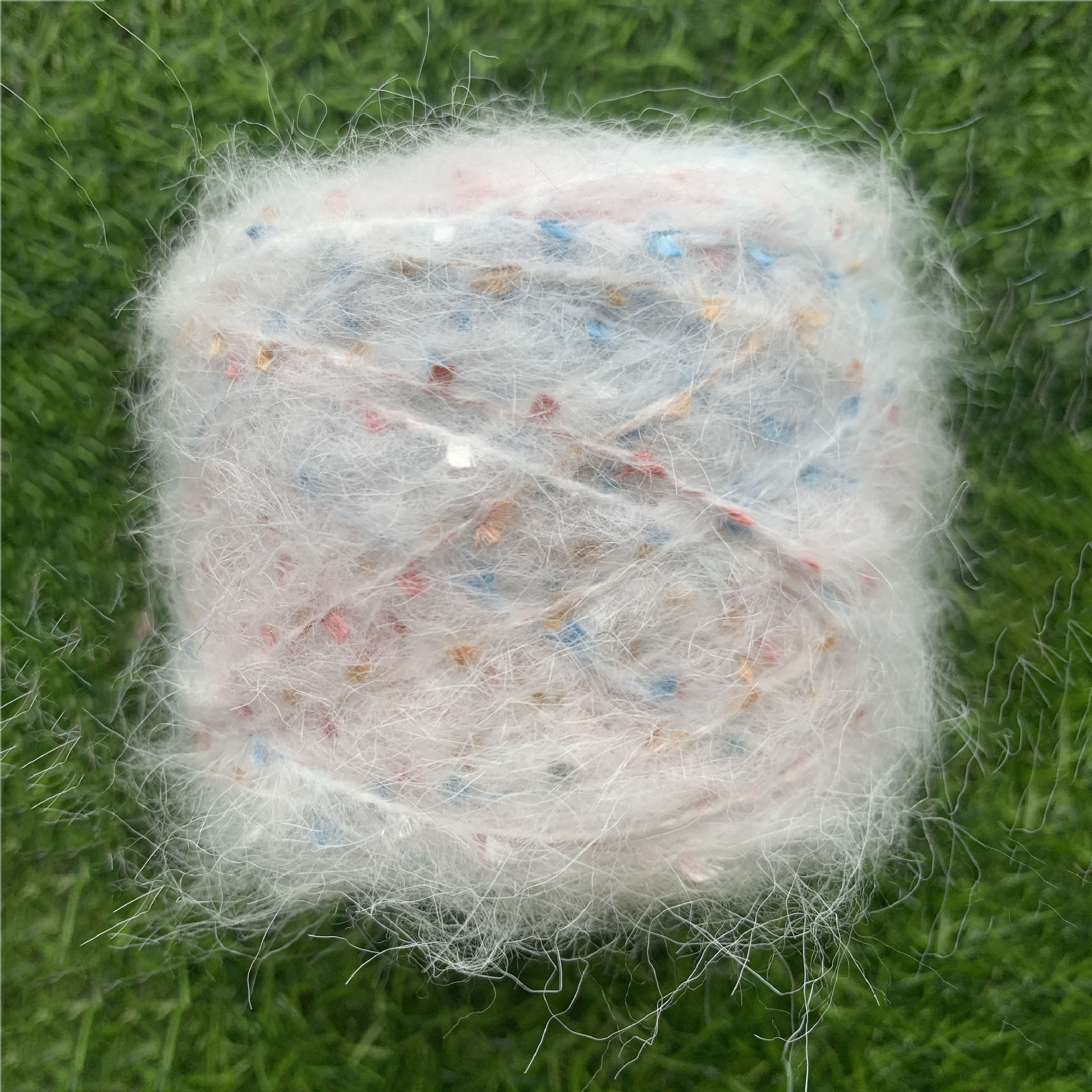 Venta al por mayor de mohair hilo de lentejuelas medio grueso colorido hecho a mano diy ganchillo piel suave suéter bola de lana paquete de material