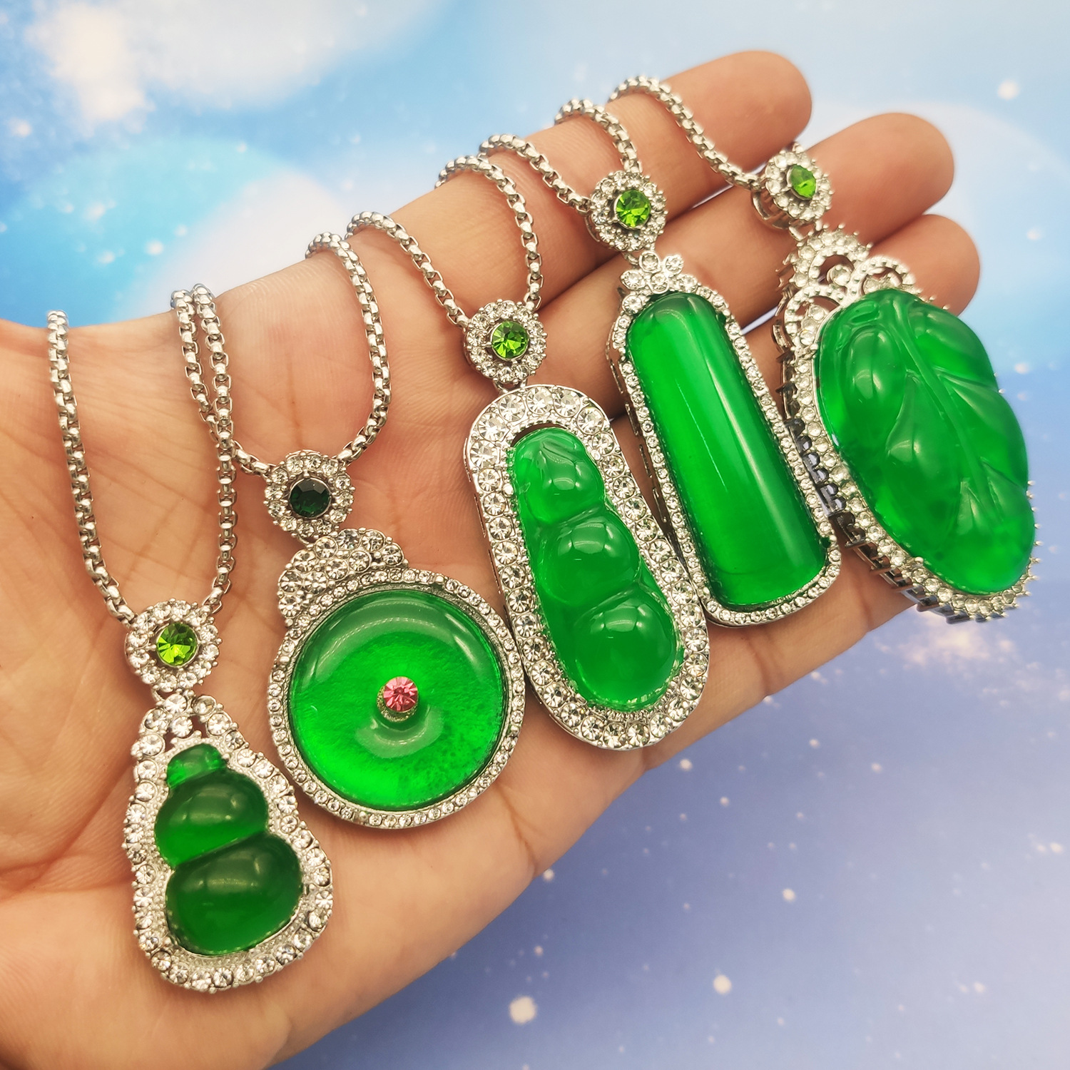 High-quality imitation chalcedony "Wu Shi Pai" pendant, jade green peace amulet necklace, elegant women's accessory, high-quality ice jade pendant inlaid necklace