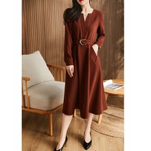 现货厂家直批轻熟淑女风设计感v领长袖知性浪漫通勤时尚中长裙子