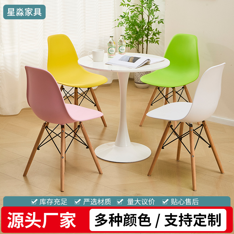 Sillas de plástico de piernas de madera de color sillas de comedor de estilo simple sillas de comedor de restaurantes hoteles sillas de conversación de relajación fabricantes