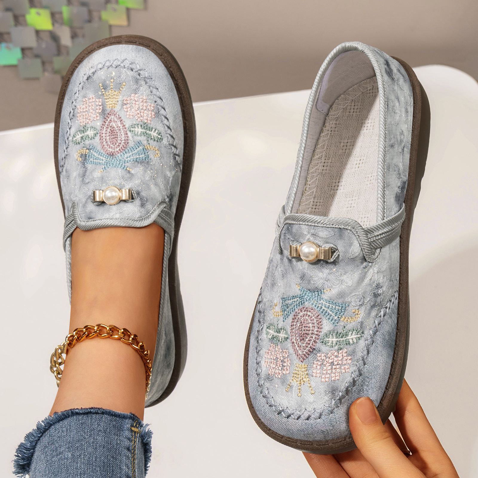 Zapatos de mujer transfronterizos TEMU nuevos zapatos casuales, zapatos de abertura superficial, zapatos cómodos de bordado, zapatos de tela de mujer image 3