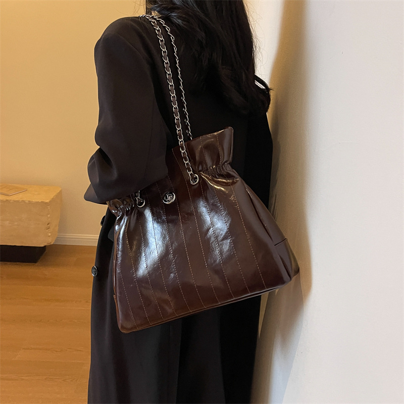 2024 Nieuwe Koreaanse Retro Damestas Grote Capaciteit Olie Wax Lederen Ketting Gesp Onderarmtas Commuter Schoudertas_voghion.com
