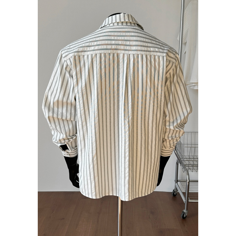 Camicia a maniche lunghe da uomo americana a righe grigie e bianche in stile retrò, ideale per la primavera, con un elegante effetto drappeggio._voghion.com