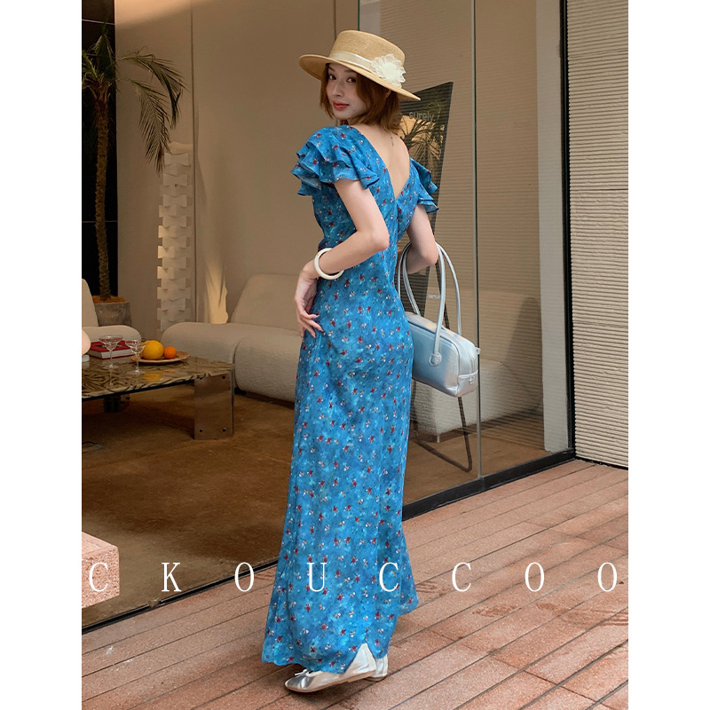 파란색 배경에 작은 꽃