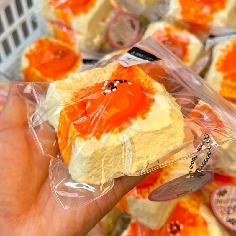 小紅の本は同じ手作りのシリカゲルをつまんで、心の卵黄トーストをつぶします。|undefined