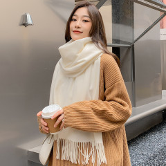 ウールのマフラーの女性は秋冬に厚いカシミヤのマフラーをまねます。