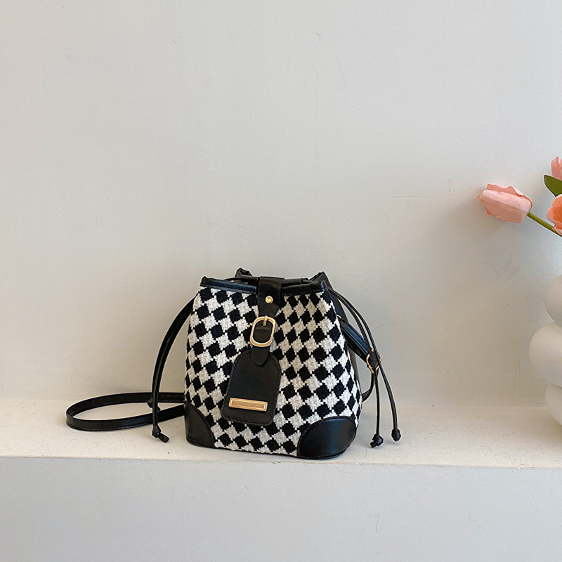 Bolso popular de este año para mujer 2023 Otoño e Invierno retro Rhombus bucket bag Fashion nicho diseño hombro Messenger Bag