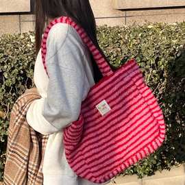 2025秋冬新款条纹毛绒包包女潮学院风托特包大容量手提羊羔毛包包