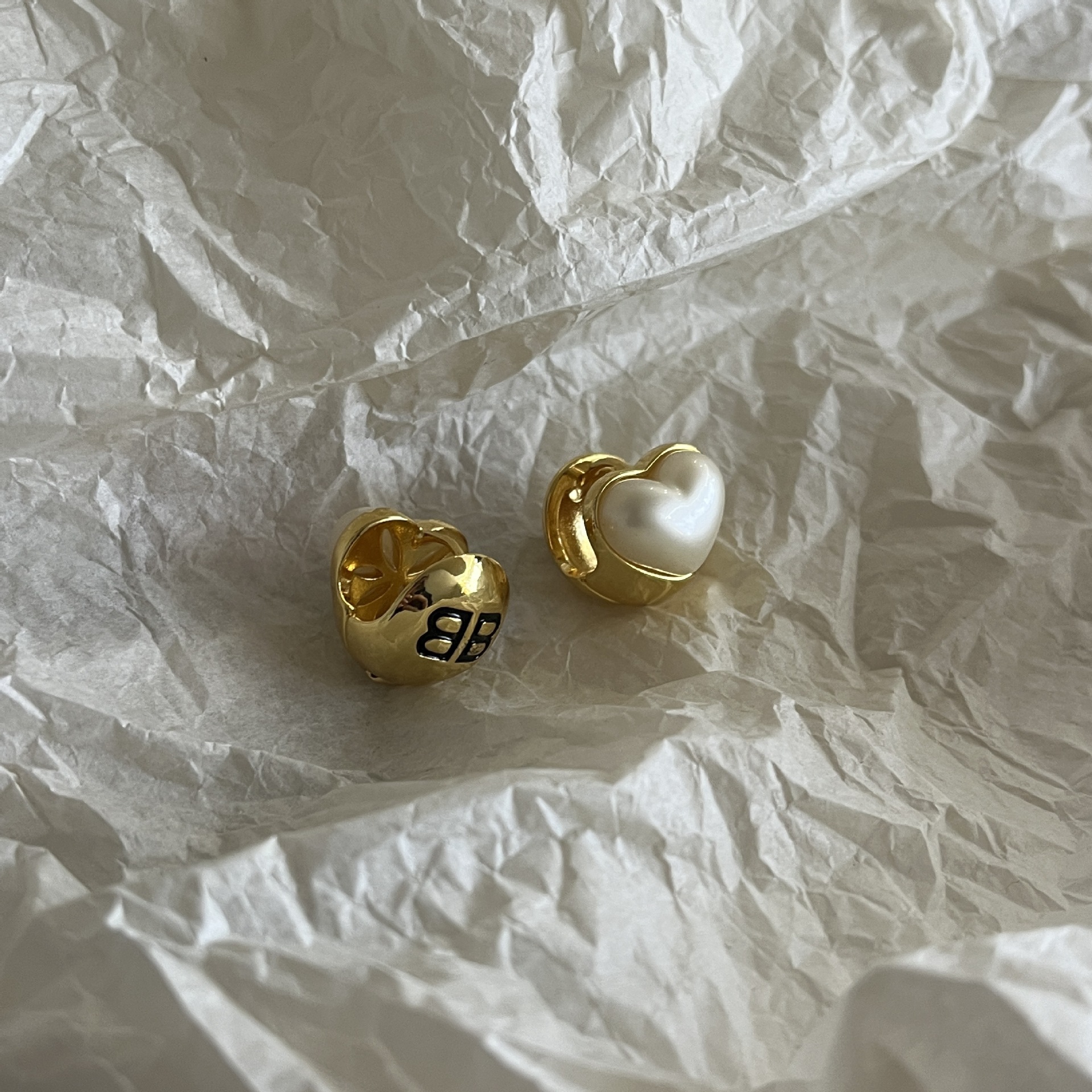 Letras de metal amor pendientes de oro perlas pendientes de clase lujosa retro retro Europa y América orejas rojas de moda