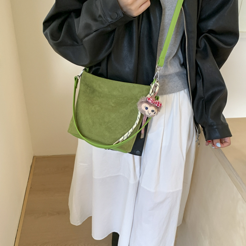 Transfronterizos bolsas de brazo simples para mujeres otoño y invierno 2025 nuevo bolso de cubo de seda multicolor bolso de hombro de viaje mochila