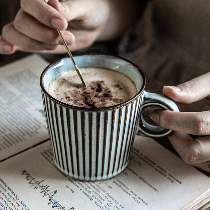 Taza rayada realzada vintage transfronteriza Taza de cerámica vintage taza de café con leche taza de café 300ml taza de esmalte de horno