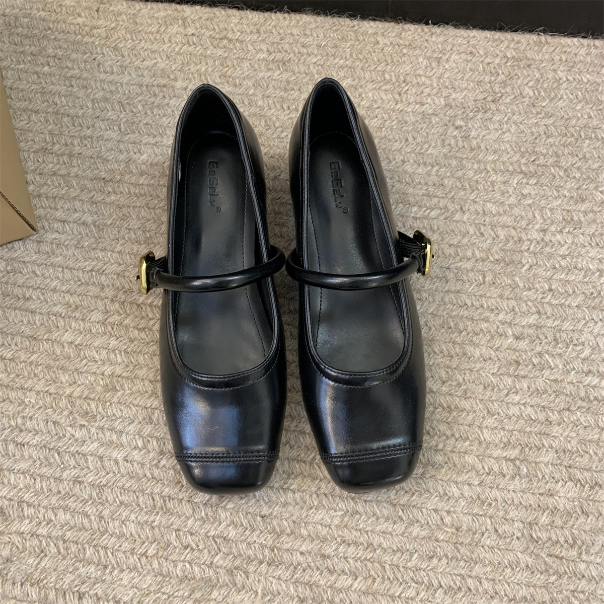 Pequeño aumento de 5cm de altura plateada zapatos de mujer primavera 2024 nuevo estilo francés cabeza redonda zapatos de boca superficial