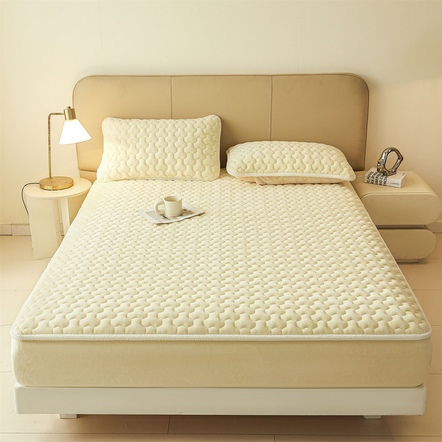 Class a Thickeneded Milk Velvet Bed Sheet Cover Single Piece Winter Quilted Bed Cover Bed Sheets Set Mattress Protector 2025 New Style