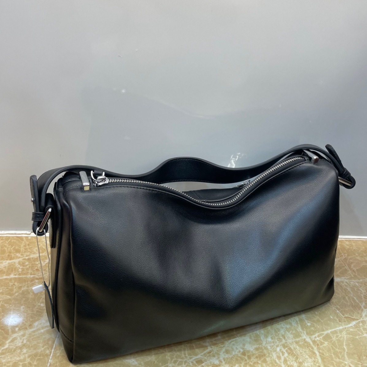 El nuevo nicho de alto nivel lleva un bolso de cuero de vaca real en un hombro, bolso de axila de mujer explosiva, bolso de almohada ligero y lujoso.