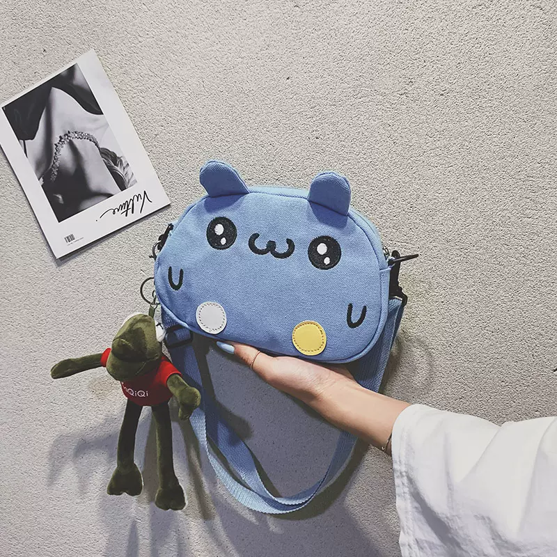 春季新款可爱卡通单肩斜跨帆布包包女青蛙挂饰带耳机孔小女包轻便