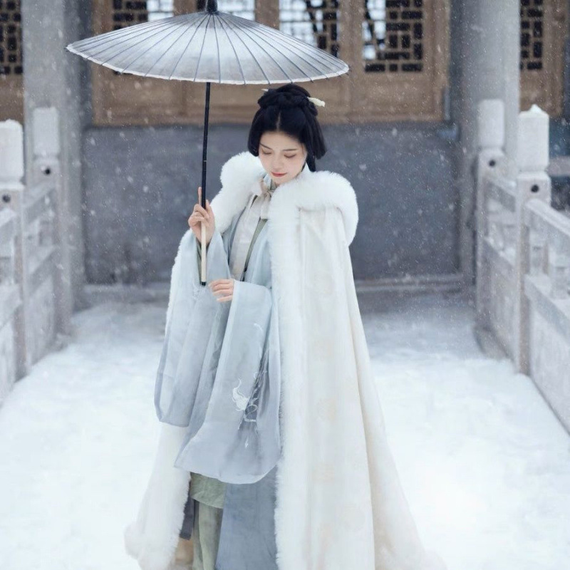 White Woolen Cape Hanfu for Women, Winter Long Fur Collar, Fleece-Lined, Thickened Cloak, Traditional Style Shawl for Women