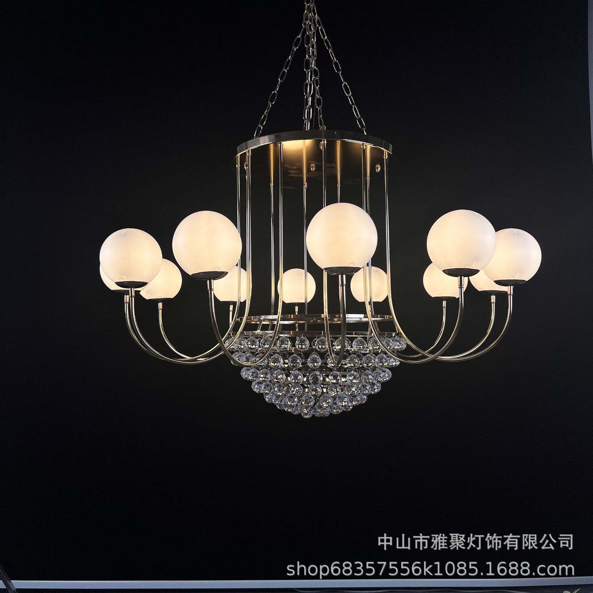 Lámpara de techo de bola blanca lechosa electrochapada de hierro de estilo moderno, candelabro de cristal de alta gama estilo coreano, luz de celebración de bodas con temática forestal.